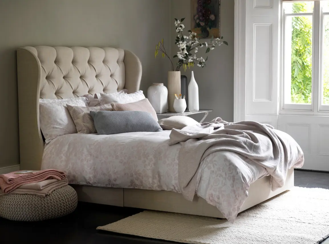 Camelia Emperor Divan In Dove fabric
